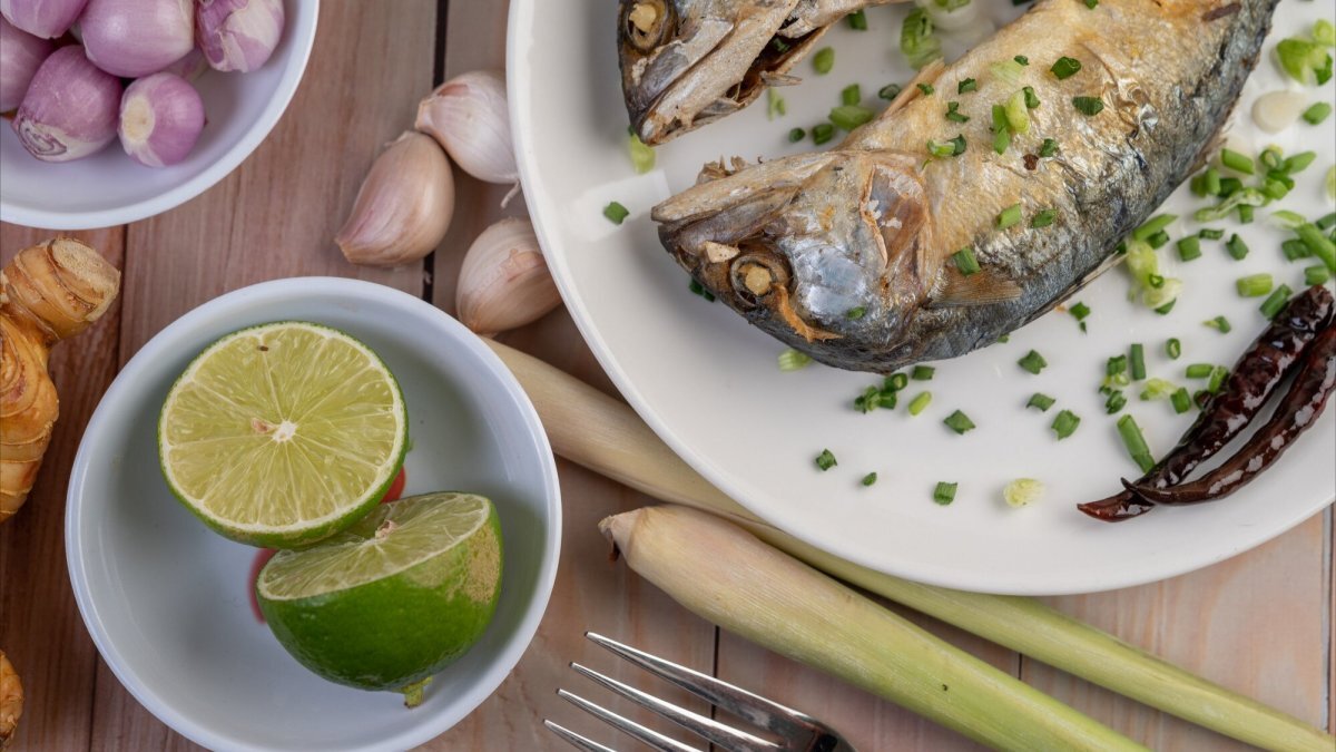 O truque do limão que muda o sabor do seu peixe