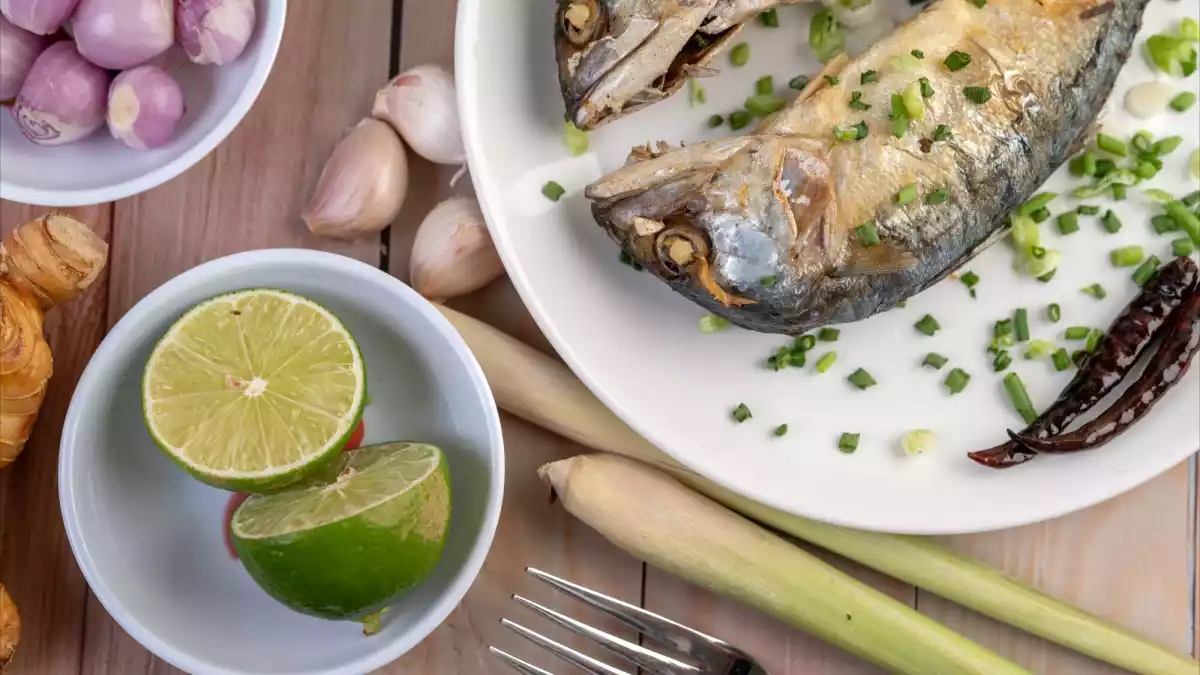 O truque do limão que muda o sabor do seu peixe