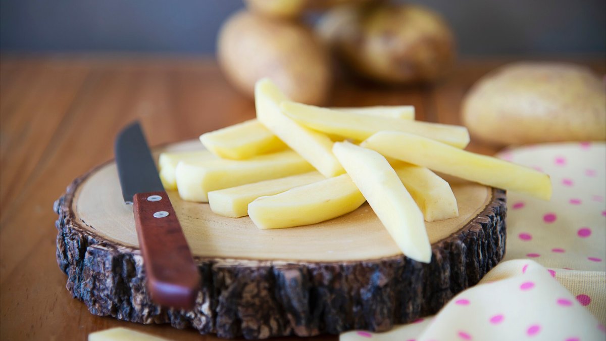 Posso congelar batata crua? Veja o que acontece