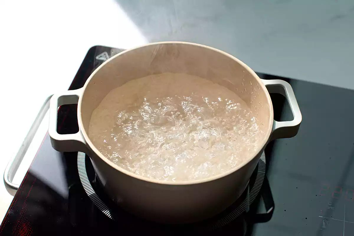 Nossas avós sempre usam esse truque para fazer a água ferver mais rápido