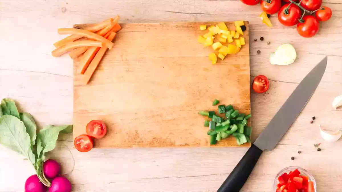 Essa misturinha com vinagre salva qualquer tábua de cortar comida