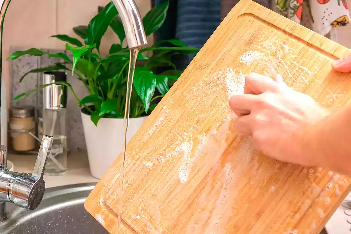 Sua tábua de madeira está danificada: veja como restaurá-la com o que você tem nos armários
