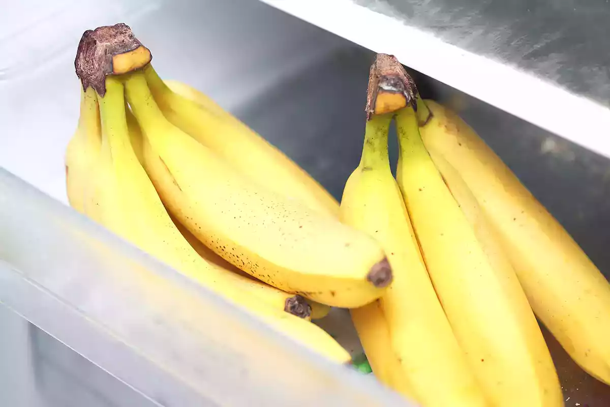 Veja como manter suas bananas frescas por mais tempo sem geladeira nem cesta, graças a esta dica simples