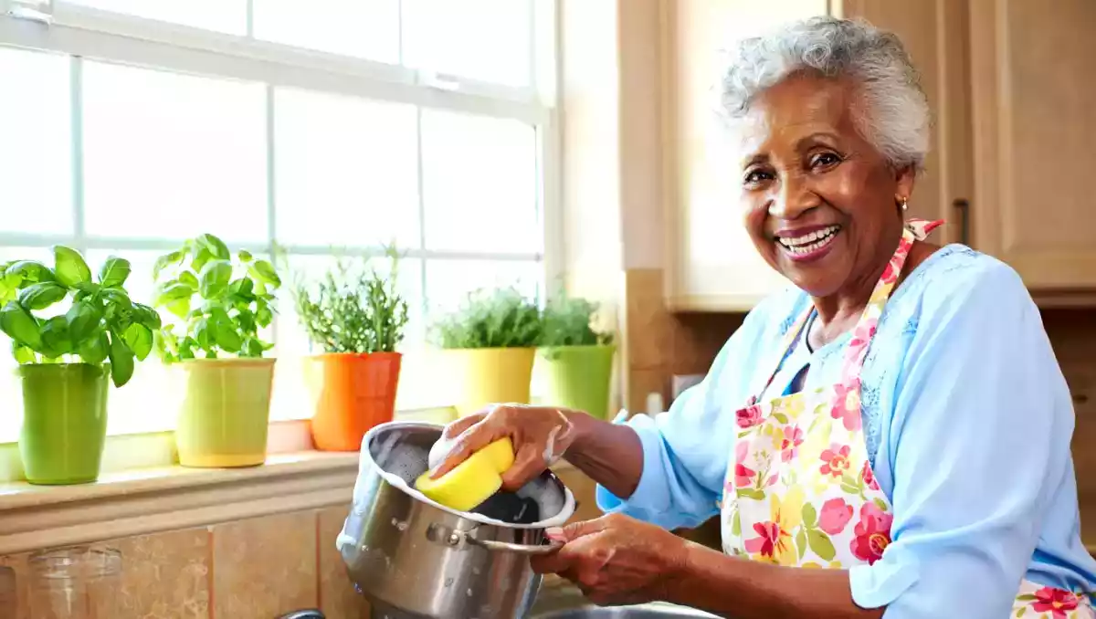 Descubra o truque das avós para panelas que brilham como novas usando só um ingrediente