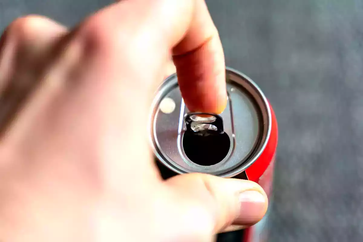 Este buraco na aba das latas tem realmente uma utilidade, e não é aquela que você pensa