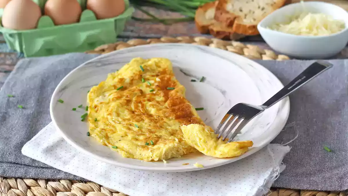 O erro que você comete na omelete e nem sabe (e por isso ela quebra!)