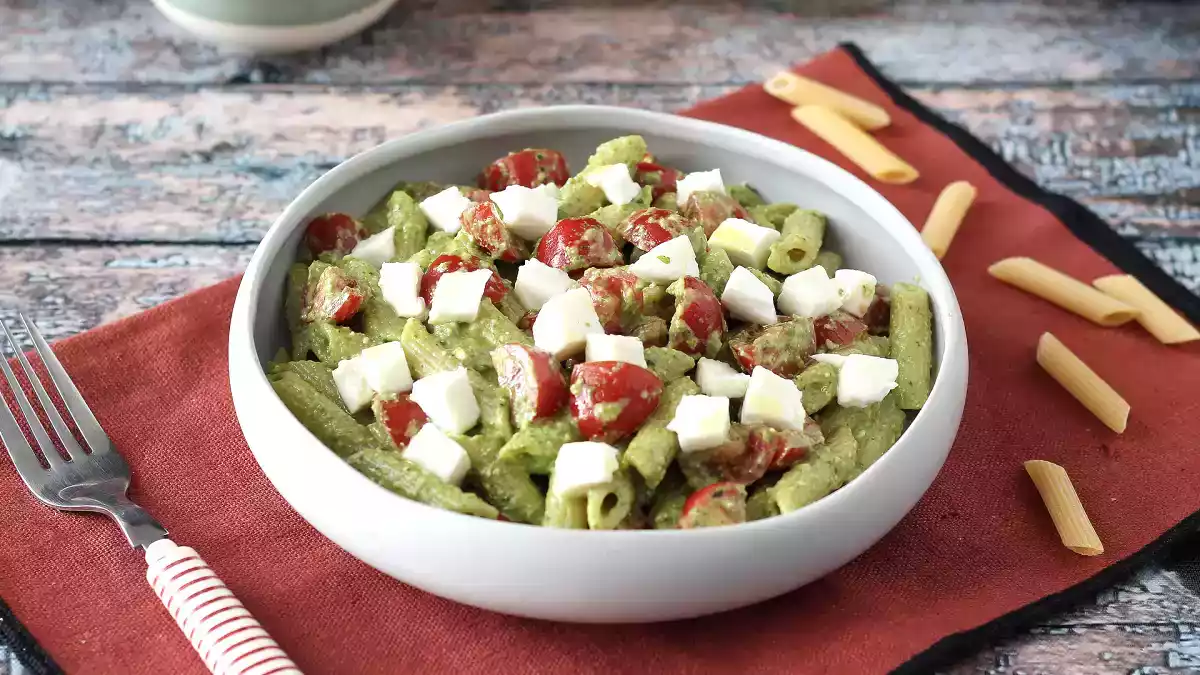 6 saladas de macarrão para quem quer fugir do fogão com muito estilo