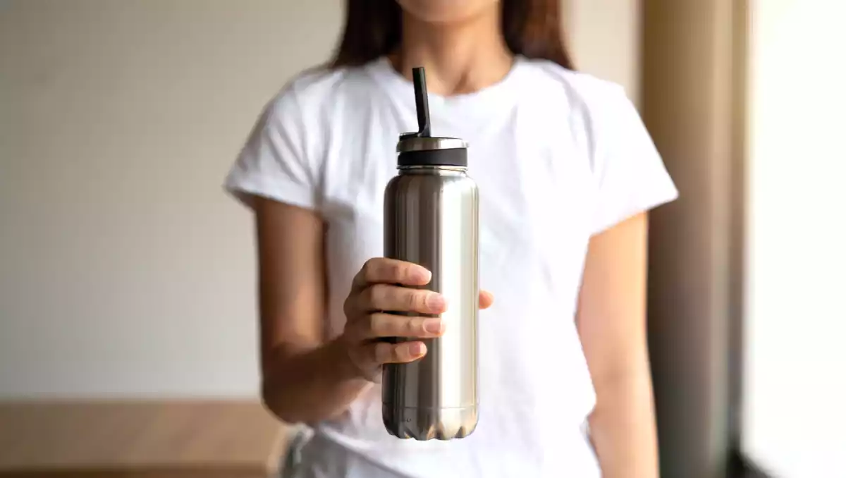 Beber mais água todos os dias: por que (e como) a garrafa de água com canudo pode mudar sua vida