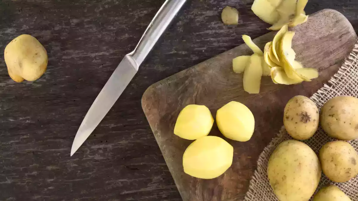 O truque infalível para a batata não escurecer depois de descascada (e você tem em casa!)