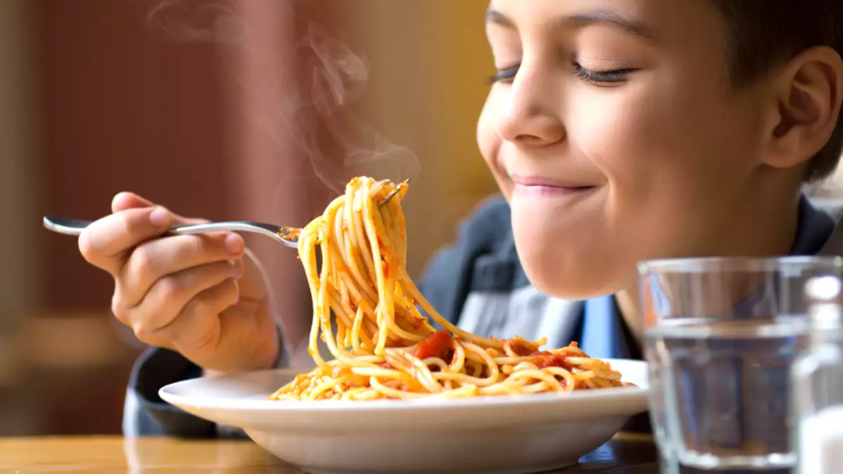 Macarrão todos os dias: hábito inocente ou risco à saúde?