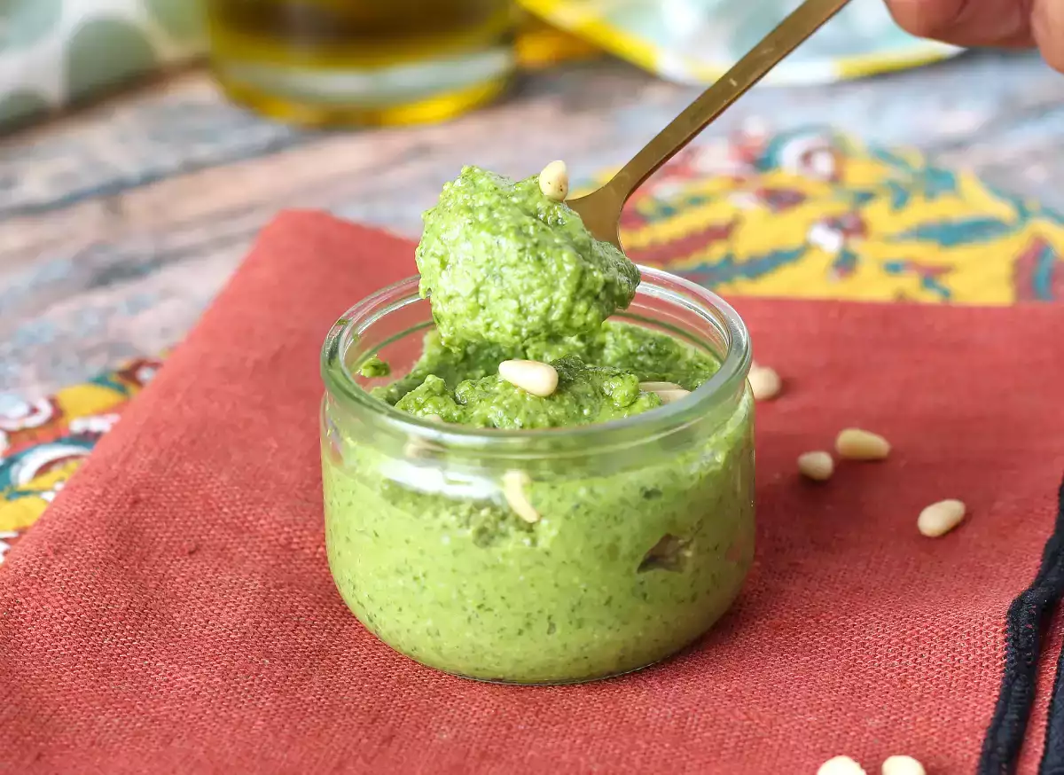 Por que a rúcula pode destronar o manjericão neste pesto (e economizar seu orçamento!)