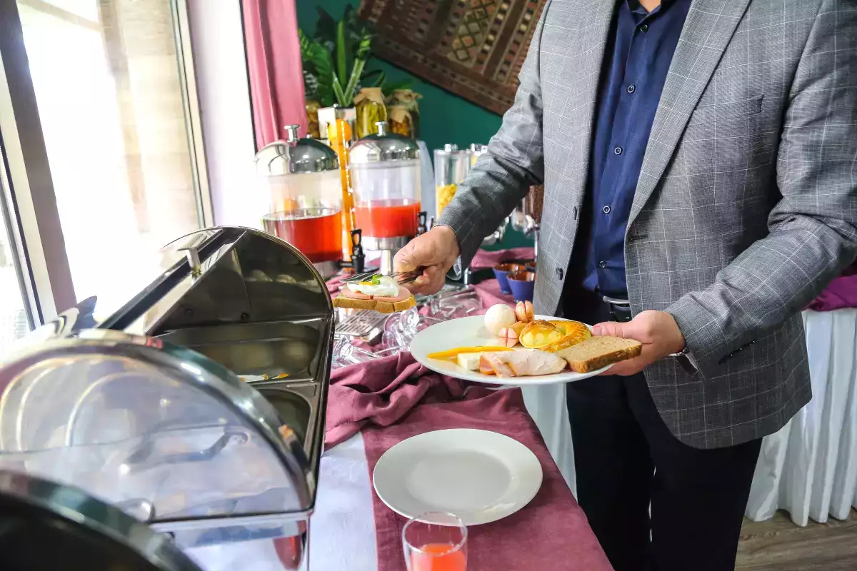 Como sobreviver a um bufê de comida à vontade sem remorso ou indulgência