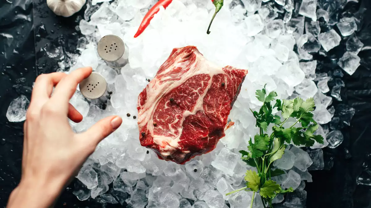 O que acontece se você congelar a carne do jeito errado? Confira as dicas de ouro pra manter sabor, textura e nutrientes intactos