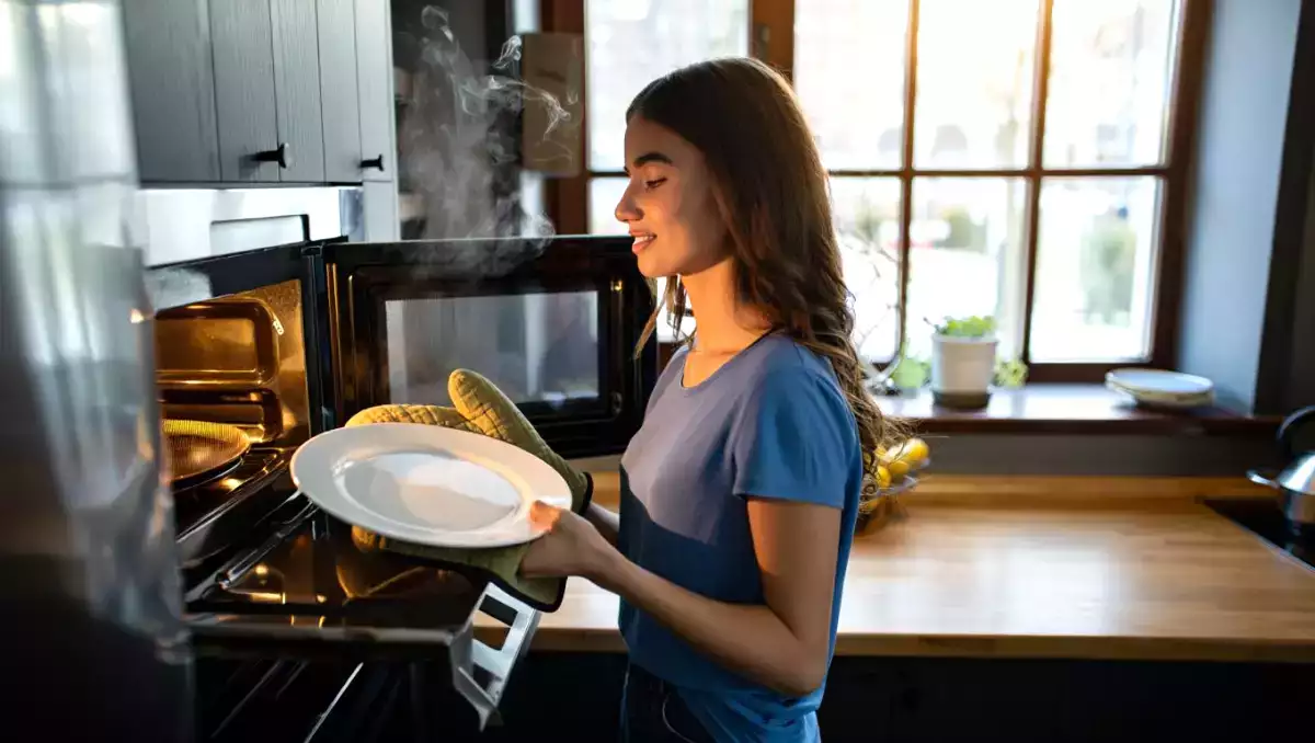 Como usar o micro-ondas pra cortar o tempo de preparo pela metade? Dicas que vão mudar sua forma de cozinhar no dia a dia