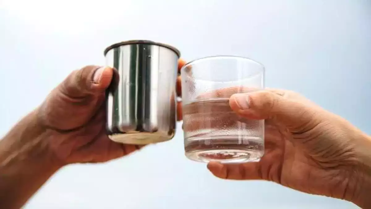 Copo de vidro ou de inox: qual mantém a bebida gelada por mais tempo?