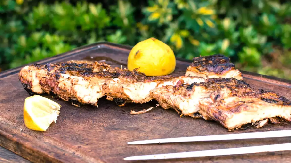 Churrasco com mosquito, nunca mais! Este truque com limão é infalível e ainda dá sabor às carnes