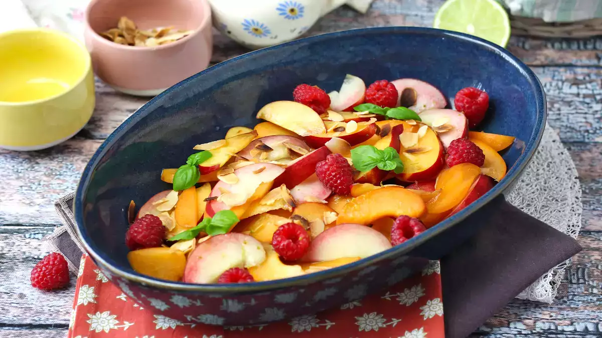 Essas duas saladas de frutas coloridas e refrescantes certamente transformarão seu verão!