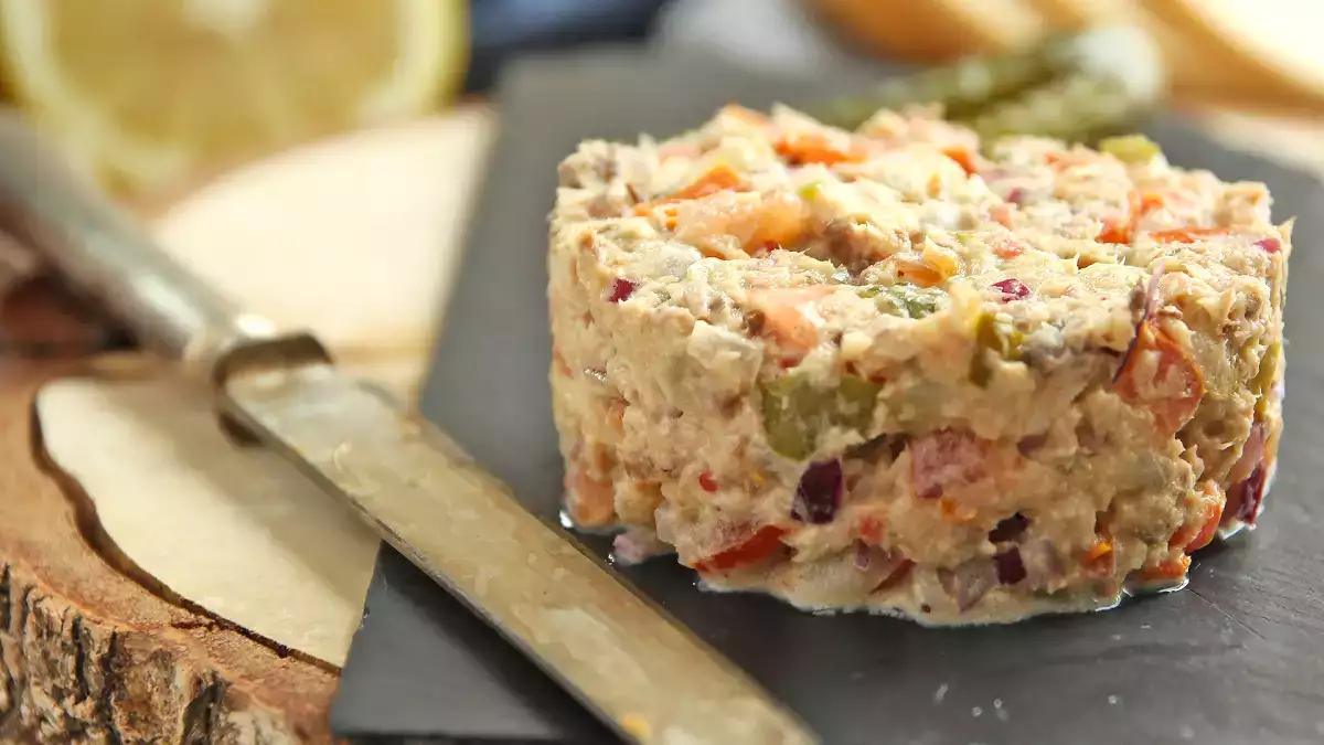 Transforme uma lata de sardinha em um patê digno de restaurante (simples, barato e pronto em 5 minutos)
