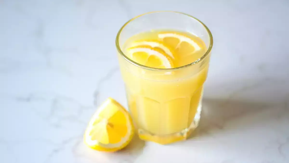 Tomar suco de limão em jejum emagrece mesmo? A resposta vai te surpreender