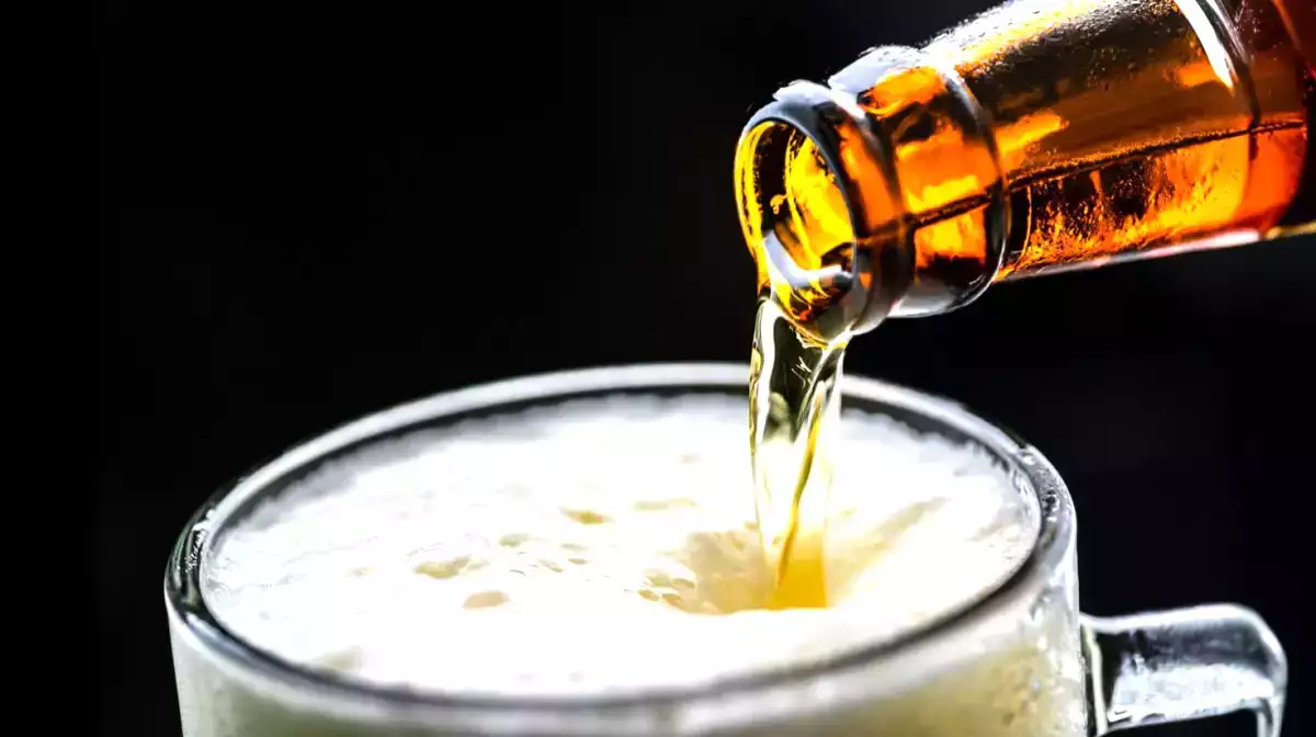 Por que a cerveja faz menos espuma quando você inclina o copo?