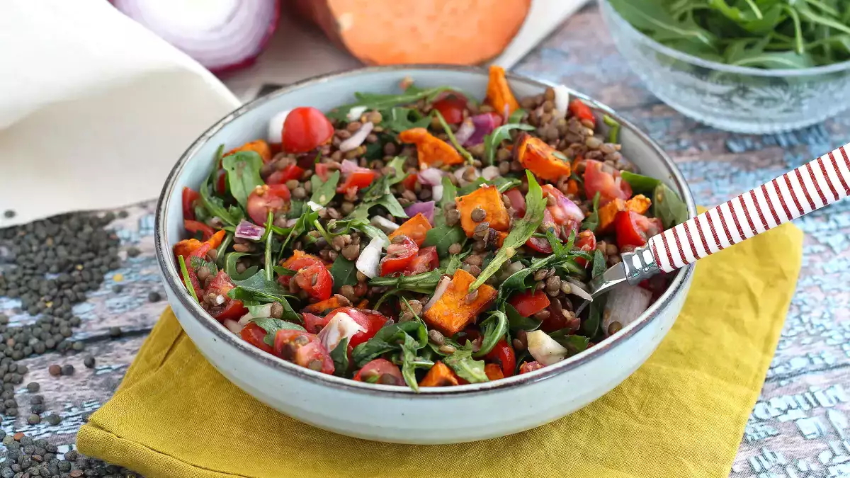 Esta salada de lentilha com batata doce é a opção rápida e nutritiva que vai virar sua nova favorita