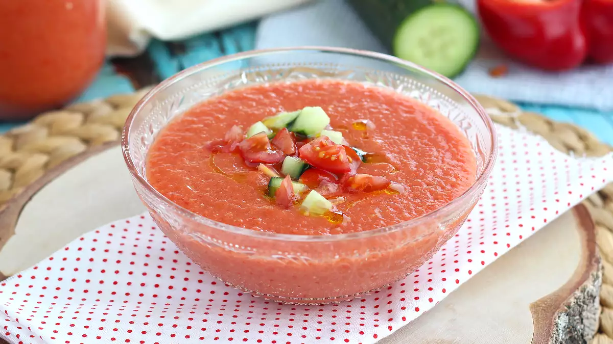 Se você já esteve na Espanha, certamente já provou: veja como fazer o verdadeiro gaspacho em casa em 10 minutos!