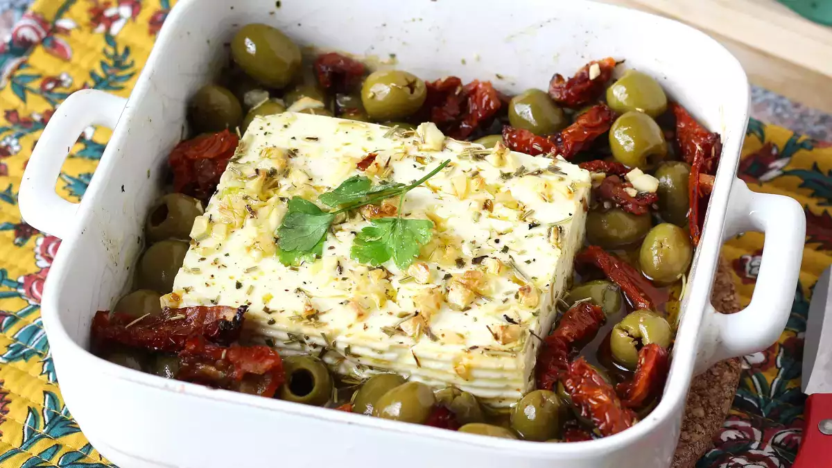 De saladas a massas: 15 receitas com queijo feta que vão mudar sua cozinha