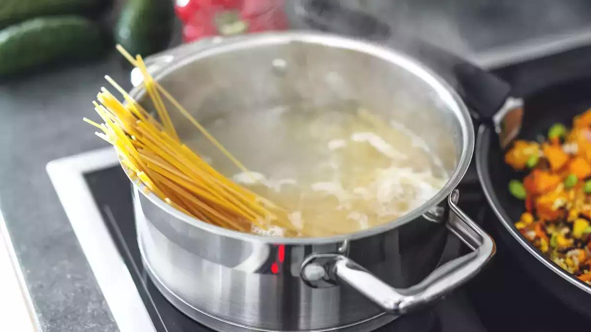 Por que todo mundo fala sobre a água de cozimento do macarrão? Veja para que ela realmente serve