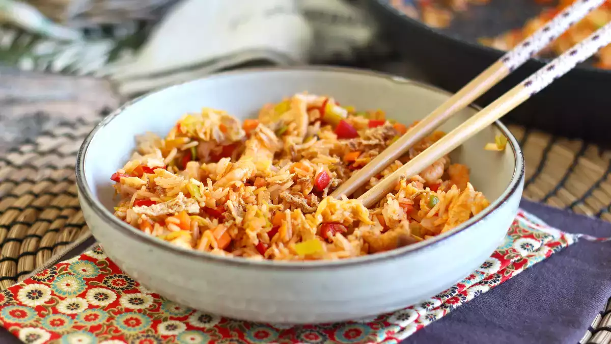 Sobrou arroz? Ótima notícia: ele pode se transformar em um prato surpreendente, muito mais saboroso do que o original