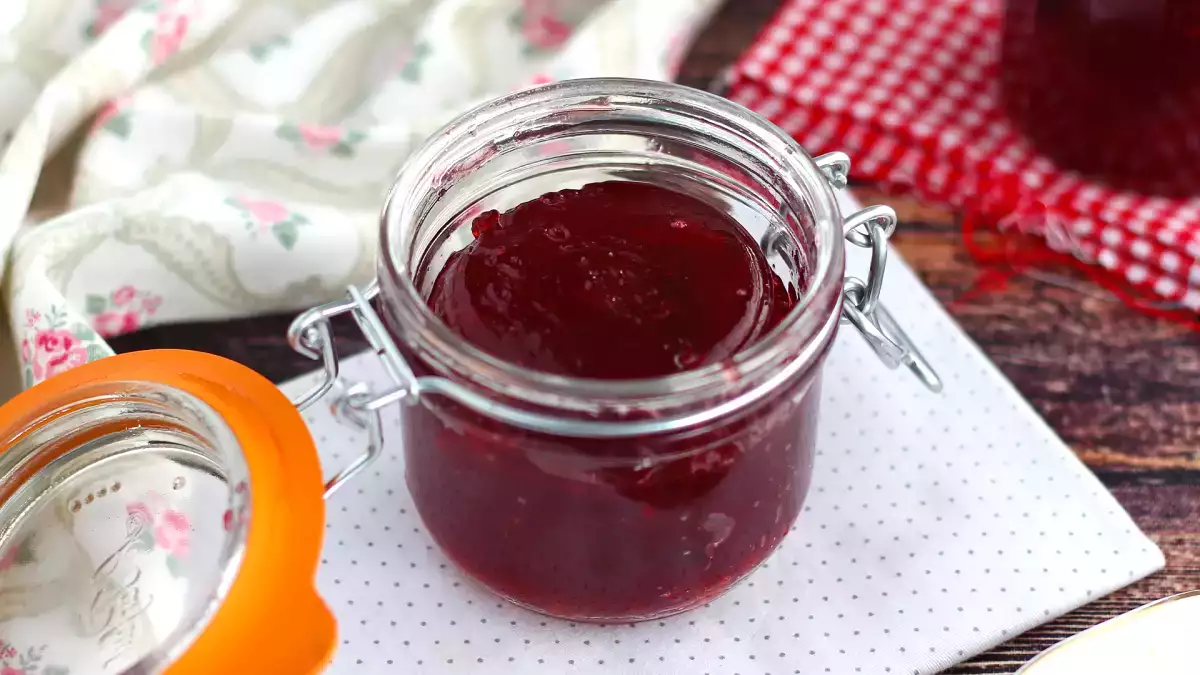 Geleia de ameixa caseira com apenas três ingredientes? Sim, é possível, e é absolutamente deliciosa!