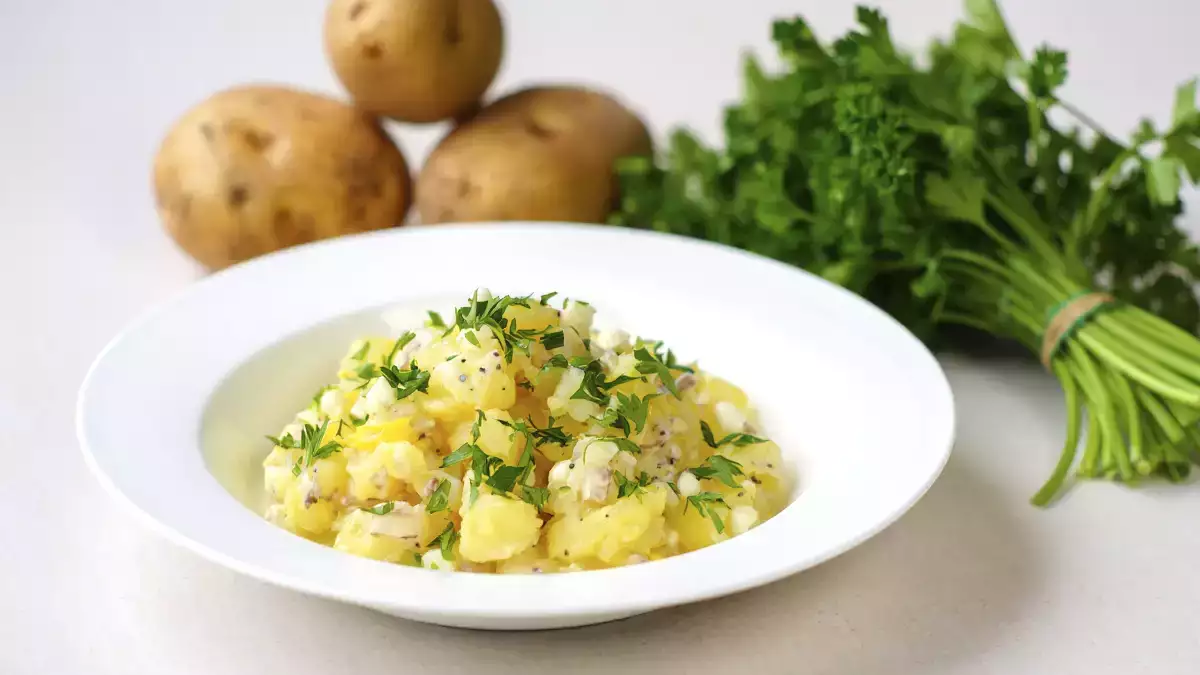 Essa é a salada de batata que todo mundo pede a receita e é muito fácil de fazer