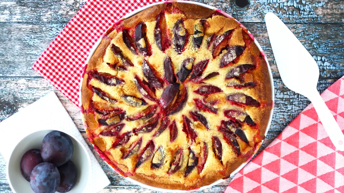 Uma torta de brioche com ameixa que você vai querer fazer várias vezes