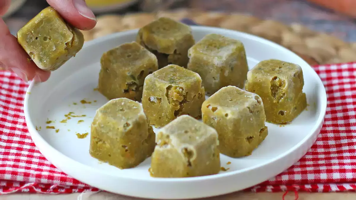 Descubra como fazer cubos de tempero caseiros: naturais, cheios de sabor e que duram meses no freezer