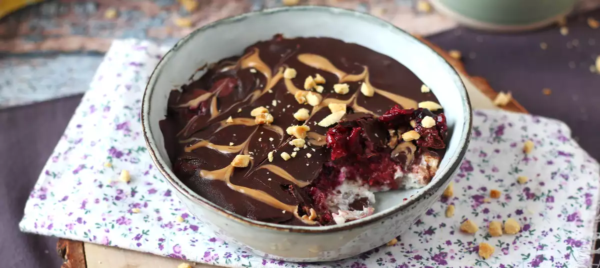 Overnight oat de frutas vermelhas e chocolate: o café da manhã saudável (e irresistível) que vai mudar seu dia!