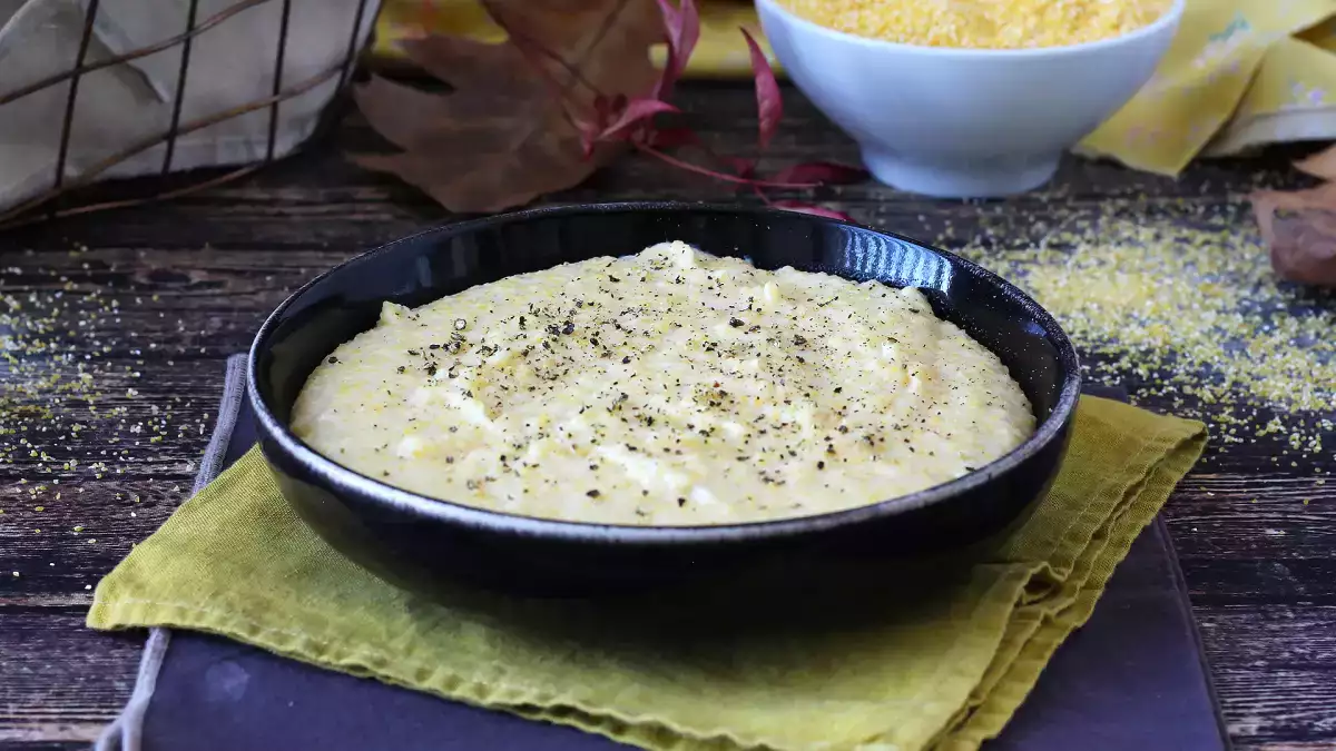 O segredo da polenta cremosa perfeita? Não se trata apenas de água, mas de um ingrediente especial!