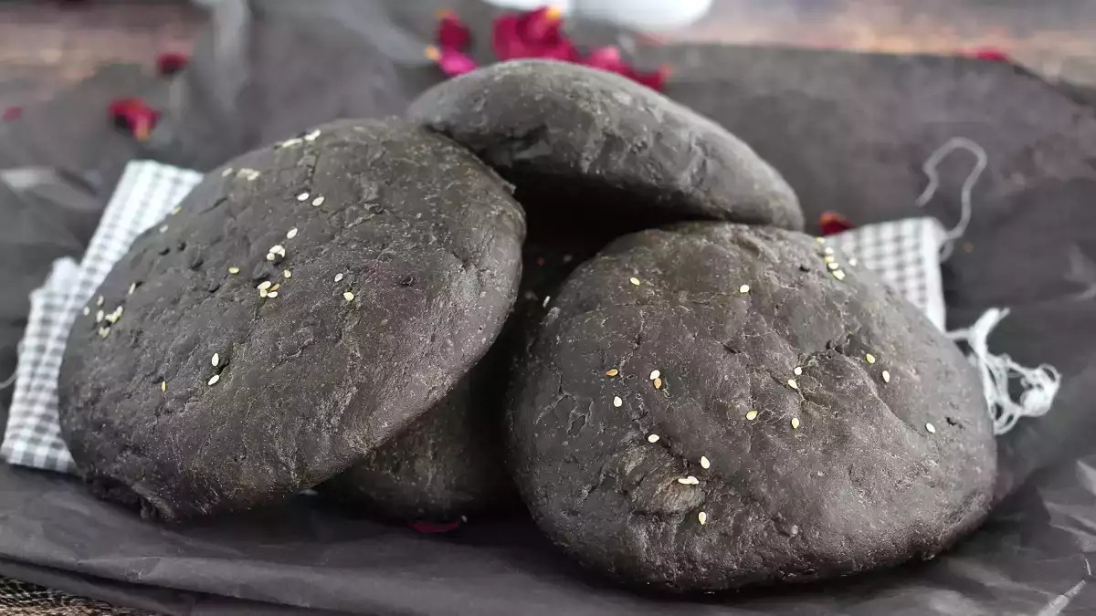 Pão preto de Wednesday: a receita sombria do Burger King que virou febre ( e que dá pra fazer em casa)
