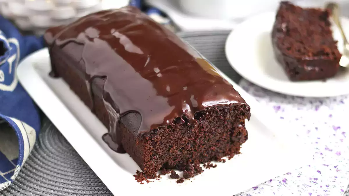 Você nunca vai adivinhar o ingrediente secreto desse bolo de chocolate úmido e fofo.