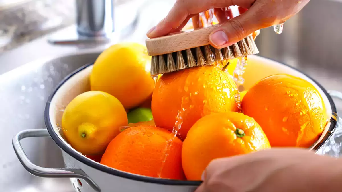 Você ainda raspa a casca de frutas cítricas sem lavar? Esse erro comum pode arruinar até receitas orgânicas