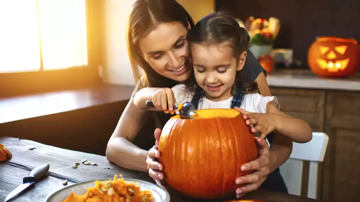 Como esculpir uma abóbora em casa e aproveitar o ritual de Halloween sem cortes ou sustos.