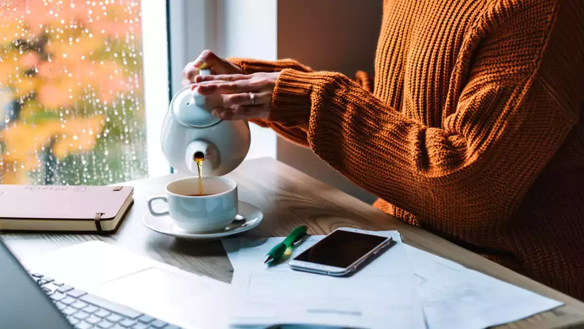 Você acha que está se hidratando no frio… mas será que chá realmente substitui a água?