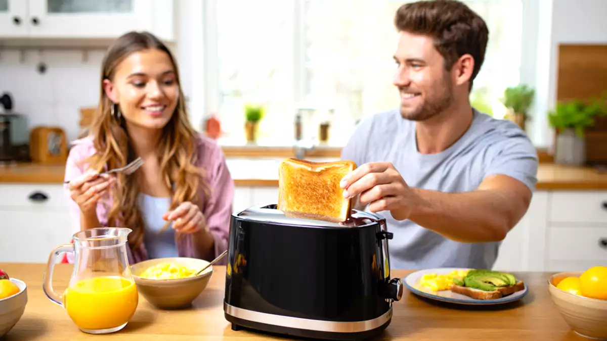 O erro matinal que muita gente comete achando que está emagrecendo e tem a ver com pão torrado. Você também faz?
