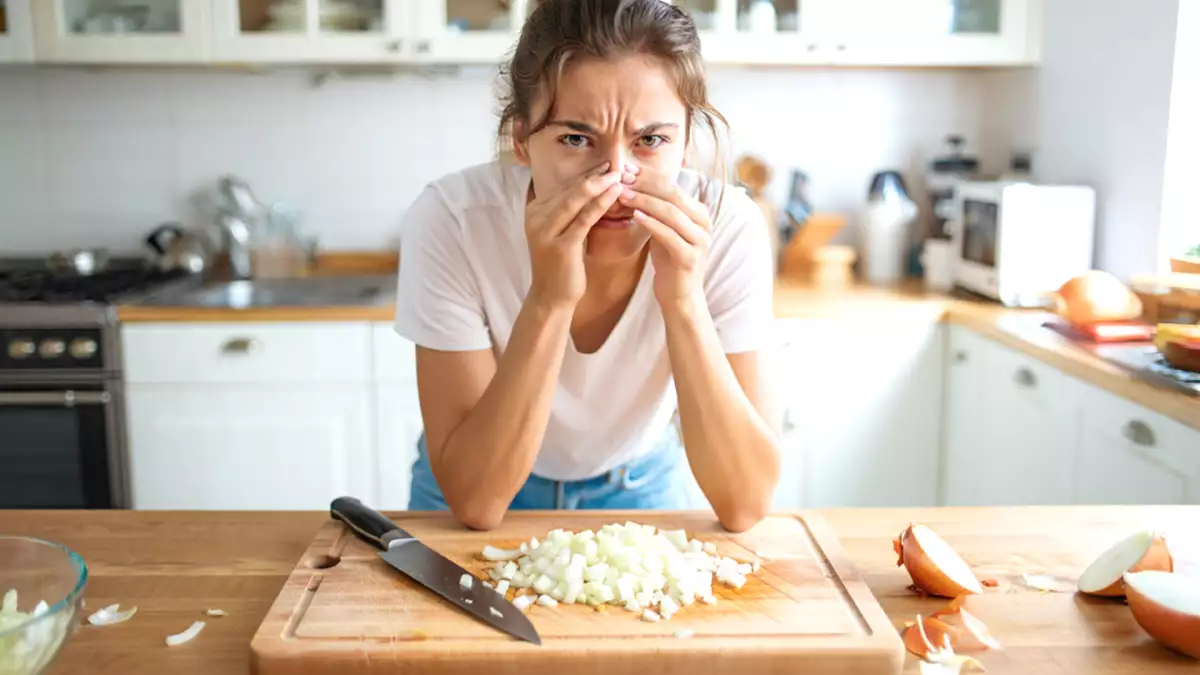 Cortou cebola e ficou com aquele cheiro forte na mão? Descubra o truque que elimina em segundos