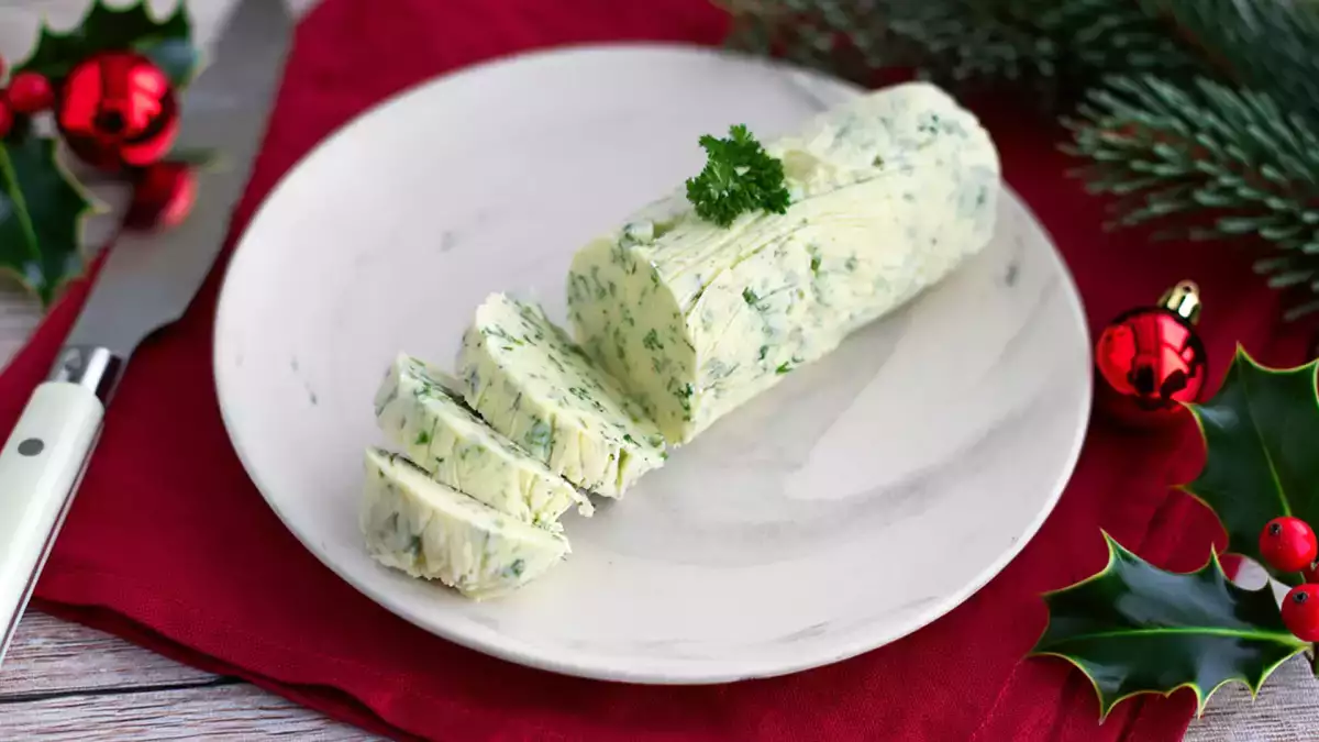 Essa manteiga temperada natalina é simples de fazer e transforma qualquer prato da ceia