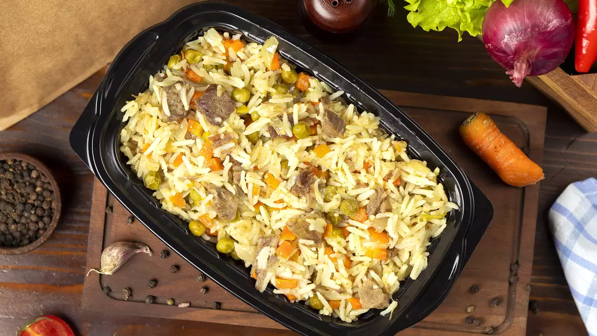 O truque do arroz de forno que transforma restos da ceia num prato tão bom que parece inédito