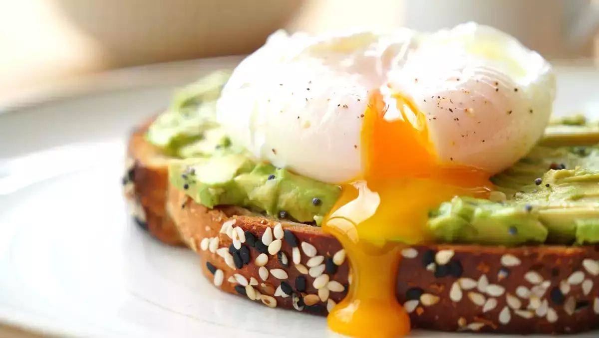 Ovos escalfados perfeitos com um truque caseiro? Descubra a técnica que muda tudo sem esforço