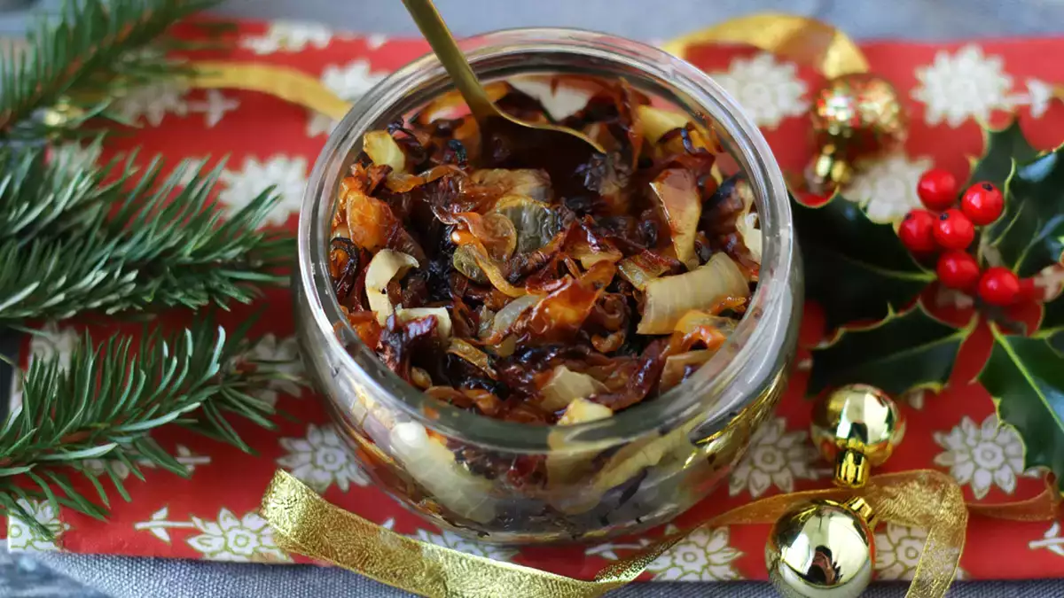 Confit de cebola: o acompanhamento barato que transforma qualquer prato em banquete de festa