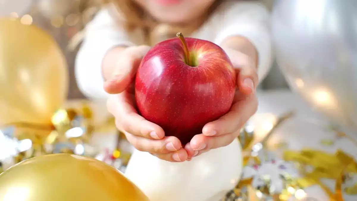 A simpatia com maçã que muita gente faz no Ano-Novo para atrair prosperidade
