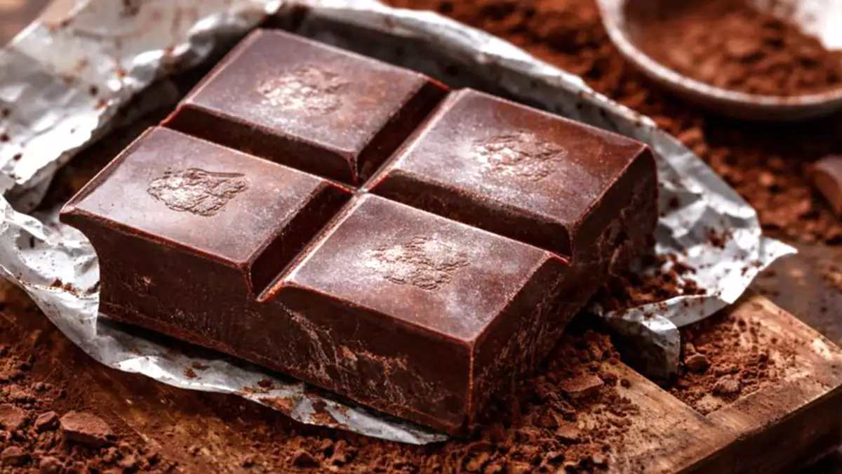 A camada branca que aparece no chocolate assusta mas será que ela realmente estraga a receita?