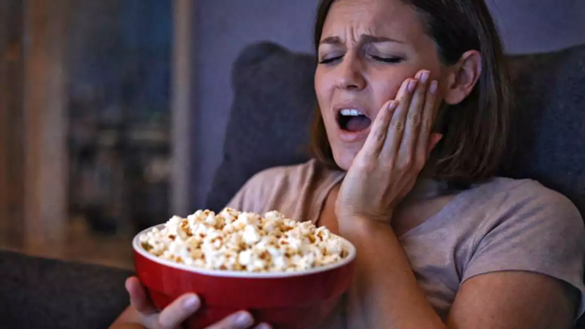 Você come sem pensar, mas esses 10 alimentos podem quebrar seus dentes sem aviso