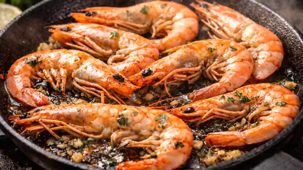 O que acontece se você cozinhar o camarão com casca? A resposta surpreende até quem cozinha há anos